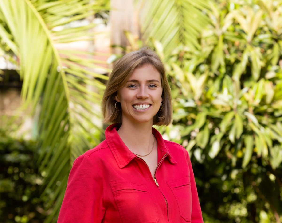 Christine Daniels buiten in een rode blouse